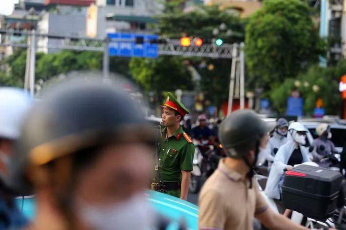 Lực lượng Cảnh sát trật tự cũng căng mình bám tuyến, phân luồng, điều tiết, hướng dẫn người dân, phương tiện di chuyển an toàn