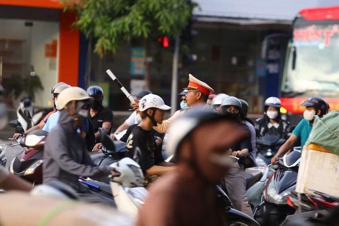 Những chiến sĩ CSGT liên tục di chuyển vị trí, điều tiết từng hướng phương tiện theo diễn biến thực tế của giao thông