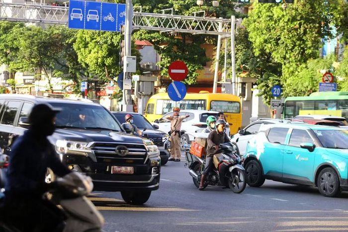 Cán bộ, chiến sĩ Đội CSGT đường bộ số 14 căng mình giữa dòng phương tiện, liên tục điều tiết, phân luồng giao thông