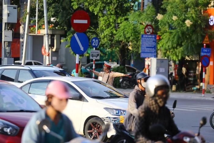 Những cánh tay liên tục ra hiệu lệnh, phân luồng xe, giúp duy trì dòng phương tiện lưu thông ổn định qua khu vực cửa ngõ
