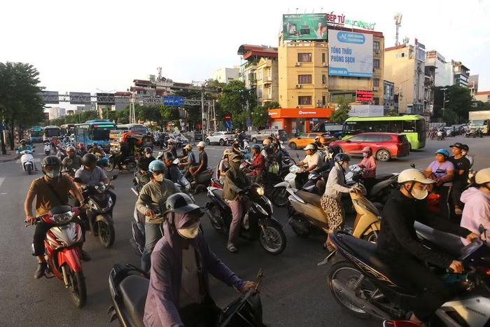 Từ sáng sớm 29/8, lượng người và phương tiện hướng ra cửa ngõ phía Nam Hà Nội tăng nhanh, tạo áp lực lớn lên tuyến đường Giải Phóng