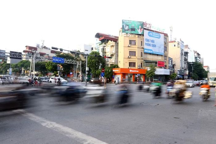 Tại khu vực Bến xe Nước Ngầm, dòng phương tiện liên tục đến và đi khi nhiều người dân rời Thủ đô để bắt đầu kỳ nghỉ lễ dài ngày