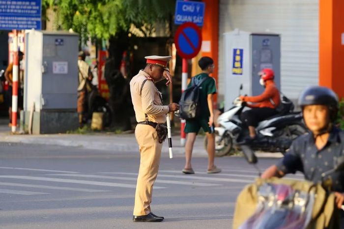 Phút nghỉ ngơi hiếm hoi, chiến sĩ CSGT tranh thủ dụi mắt vì bụi đường sau thời gian dài căng mình điều tiết giao thông