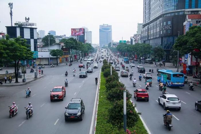 Các phương tiện di chuyển trên đường Trần Duy Hưng, giao thông thông thoáng