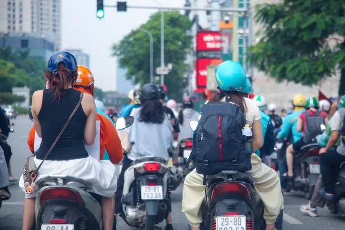 Người dân rời Thủ đô về quê nghỉ lễ trong an toàn, thuận lợi