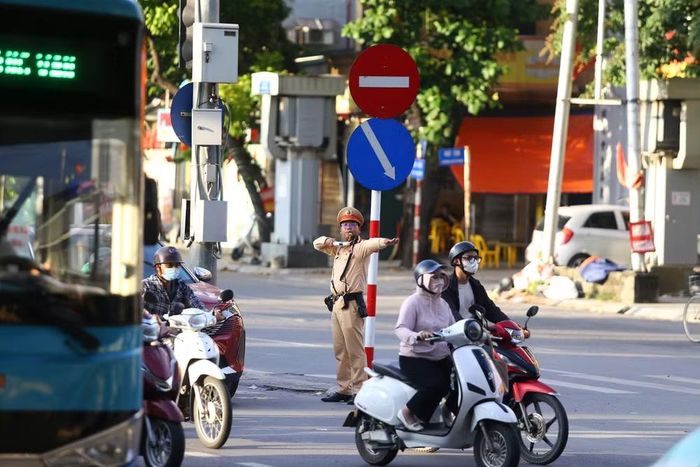 CSGT căng mình điều tiết giao thông dưới thời tiết nắng nóng, tập trung xử lý những điểm có nguy cơ ùn ứ khi lưu lượng phương tiện tăng cao