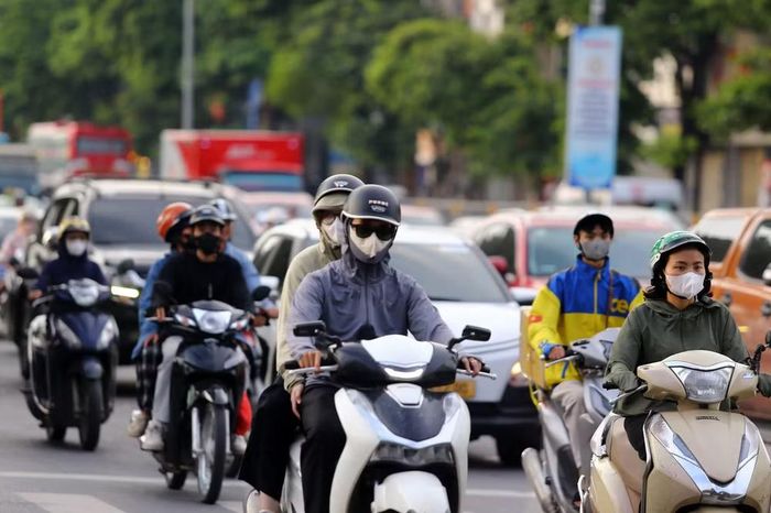 Mặc dù lưu lượng phương tiện tăng cao trong ngày cận kỳ nghỉ lễ Quốc khánh 2-9, giao thông tại các cửa ngõ Hà Nội vẫn được duy trì ổn định, không xảy ra ùn tắc kéo dài nhờ sự chủ động phân luồng, điều tiết của lực lượng Cảnh sát giao thông