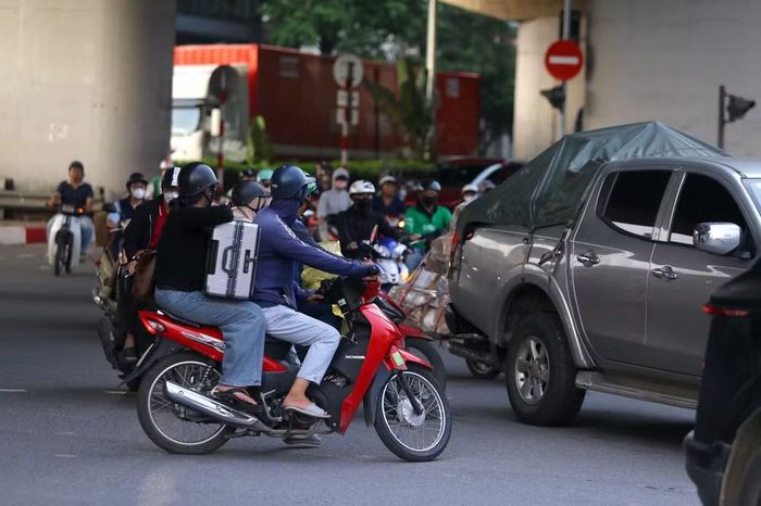 Xe máy chở theo hành lý, đồ đạc của người dân, tạo nên không khí nhộn nhịp trên những tuyến đường cửa ngõ Thủ đô