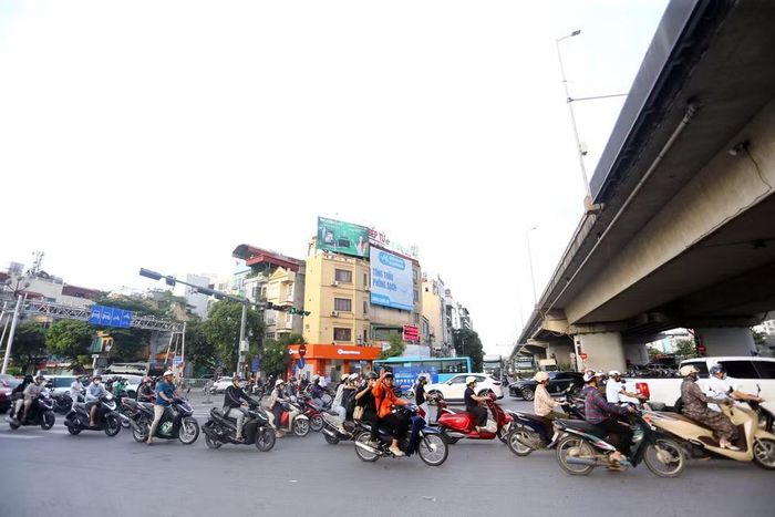 Dòng người và phương tiện nối dài trên các tuyến đường cửa ngõ Hà Nội, khi người dân bắt đầu rời Thủ đô về quê nghỉ lễ Quốc khánh 2-9