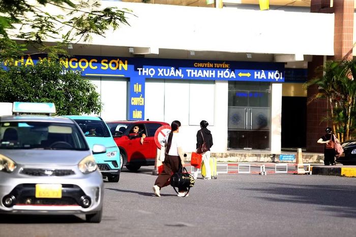 Tay xách hành lý, người dân vội vã đi bộ ra bến xe, bắt đầu hành trình trở về quê nghỉ lễ Quốc khánh 2-9