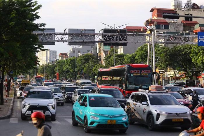 Dòng phương tiện ken đặc trên đường Giải Phóng, một trong những tuyến cửa ngõ phía Nam Hà Nội có lưu lượng phương tiện tăng cao trong dịp nghỉ lễ