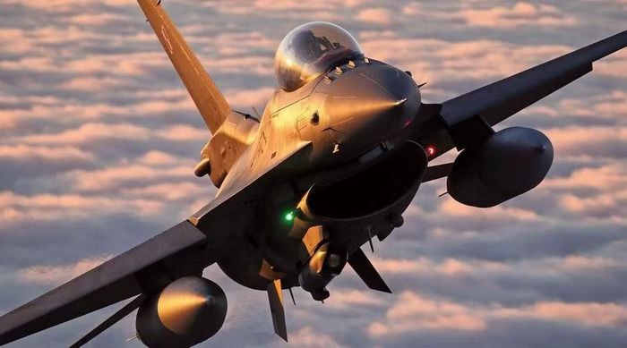 F-16 đi theo hướng khác. Thiết kế khí động học ưu tiên tỷ lệ lực đẩy trên trọng lượng và khả năng cơ động, trong khi cần điều khiển bên hông và hệ thống điều khiển điện tử giúp phi công điều khiển máy bay ở góc tấn lớn.