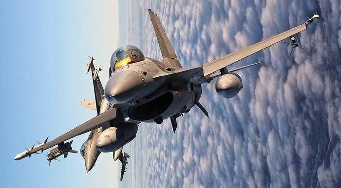 Về sau, F-16 liên tục được nâng cấp radar, điện tử và vũ khí, biến nó từ một tiêm kích hạng nhẹ thành nền tảng đa nhiệm thực sự.