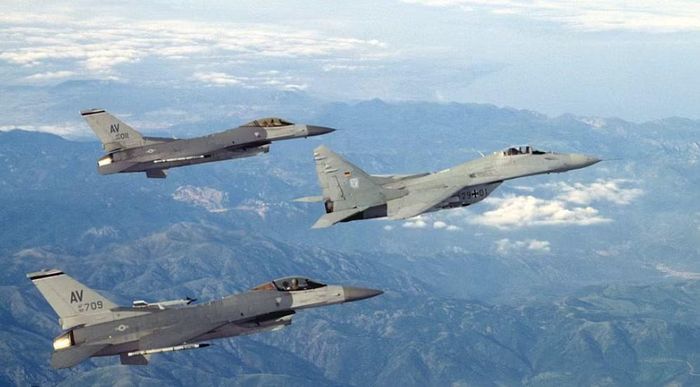 Sự khác biệt rõ nhất nằm ở động cơ. MiG-29 sử dụng 2 động cơ nhằm tăng lực đẩy và duy trì khả năng hoạt động khi một động cơ gặp sự cố. F-16 chỉ sử dụng 1 động cơ, giúp giảm trọng lượng, chi phí và yêu cầu bảo dưỡng.