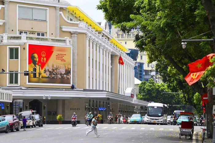Từ những tuyến phố lớn đến các khu vực trung tâm, không khí chào mừng Quốc khánh hiện diện qua từng lá cờ, tấm pano