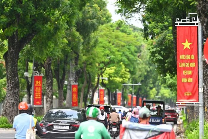 Người dân Thủ đô đi giữa những tuyến phố rợp cờ hoa