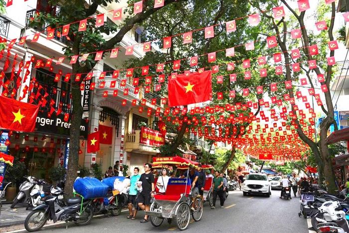 Sắc đỏ phủ khắp phố phường Hà Nội, báo hiệu ngày hội lớn của dân tộc