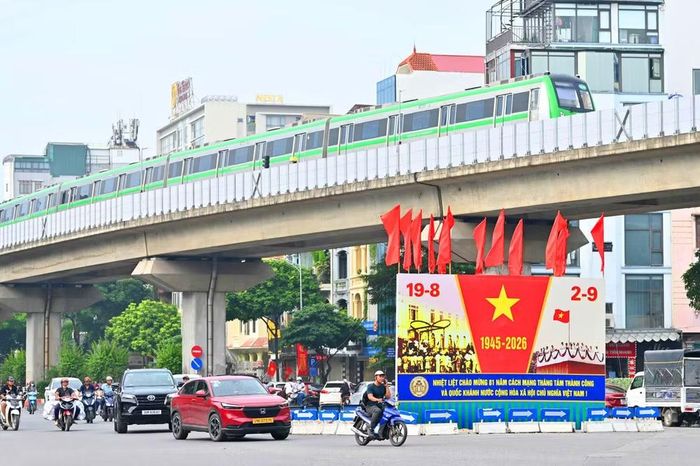 Các tuyến phố Hà Nội như được khoác lên mình "màu áo mới" với cờ hoa, pano, áp phích chào mừng Quốc khánh.