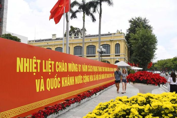 Các cụm pano, áp phích được bố trí tại những khu vực đông người qua lại, góp phần tuyên truyền sâu rộng về ý nghĩa lịch sử của Quốc khánh 2/9