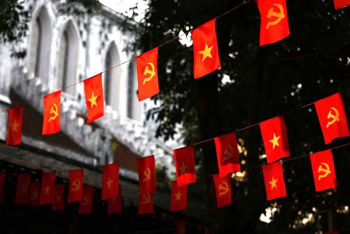 Những lá cờ tung bay như những điểm nhấn đỏ thắm giữa bức tranh Hà Nội hiện đại