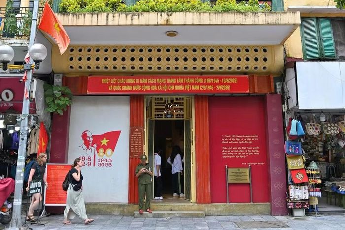 Trước thềm Quốc khánh 2/9, ngôi nhà 48 Hàng Ngang rực rỡ sắc cờ, gợi nhắc một địa chỉ đặc biệt trong lịch sử dân tộc