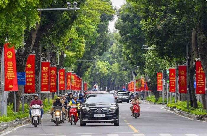 Các tuyến đường được chỉnh trang, trang trí đồng bộ, mang đến diện mạo khang trang cho Thủ đô trước thềm Quốc khánh