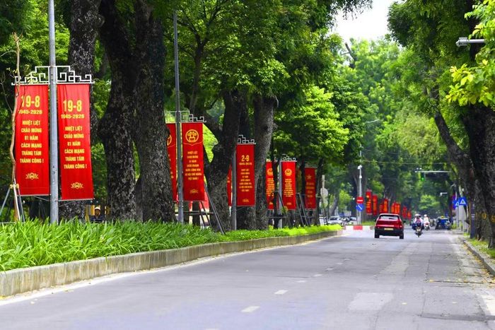 Công tác trang trí được triển khai đồng bộ, tạo không khí trang trọng, vui tươi, phấn khởi chào mừng 81 năm Quốc khánh 2/9