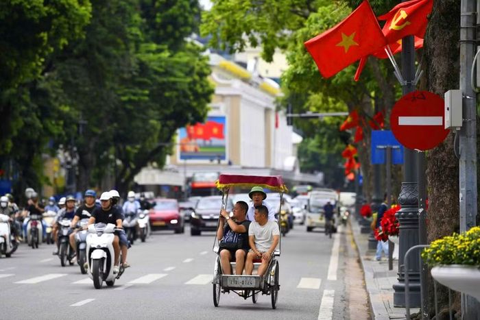 Trong nhịp sống sôi động của Thủ đô, từng chiếc xích lô gợi lên hình ảnh một Hà Nội thanh lịch, văn hiến và giàu sức sống.