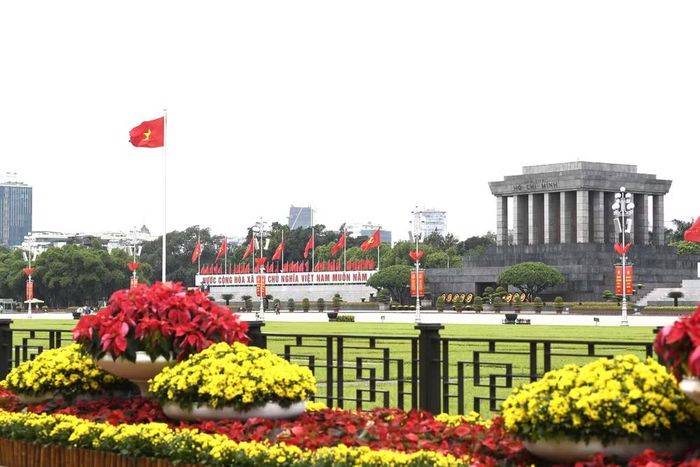 Khu vực Lăng Chủ tịch Hồ Chí Minh được trang hoàng rực rỡ cờ hoa trong những ngày Thủ đô hướng tới Quốc khánh 2/9