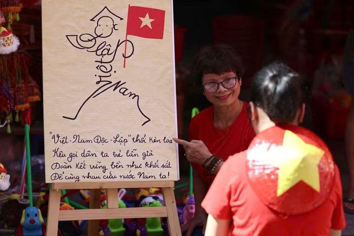 Người dân thích thú với bức kí họa của Bác Hồ “Việt Nam Độc lập thổi kèn loa” trên báo Việt Nam Độc lập số 103, tháng 8/1941