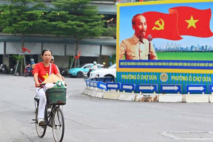 Cờ, pano, băng-rôn được bố trí tại nhiều vị trí, góp phần lan tỏa tinh thần tự hào dân tộc trong cán bộ, nhân dân và du khách