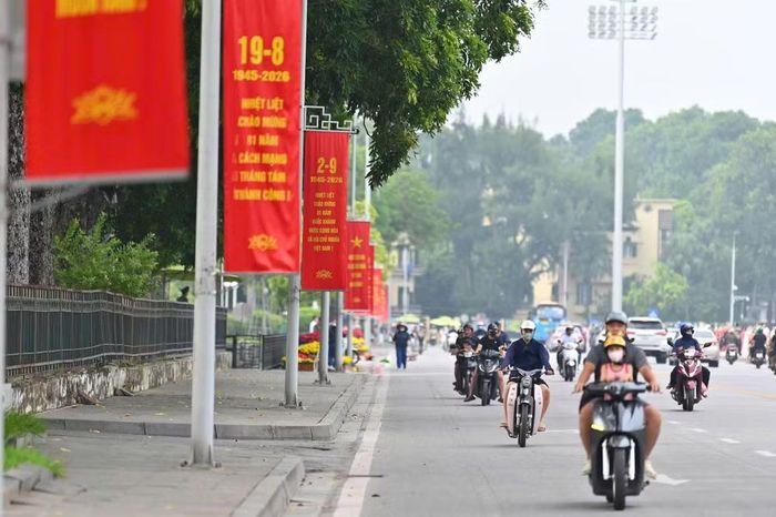 Người dân Thủ đô đi giữa những tuyến phố rợp cờ hoa, cảm nhận rõ không khí Quốc khánh đang đến gần