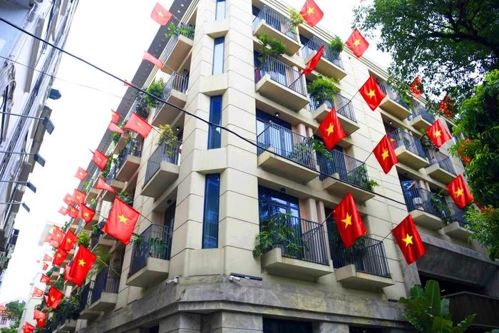 Từ những tuyến phố trung tâm, sắc đỏ của cờ Tổ quốc phủ rộng trên các tòa nhà cao tầng, tạo không khí rộn ràng chào mừng 81 năm Quốc khánh