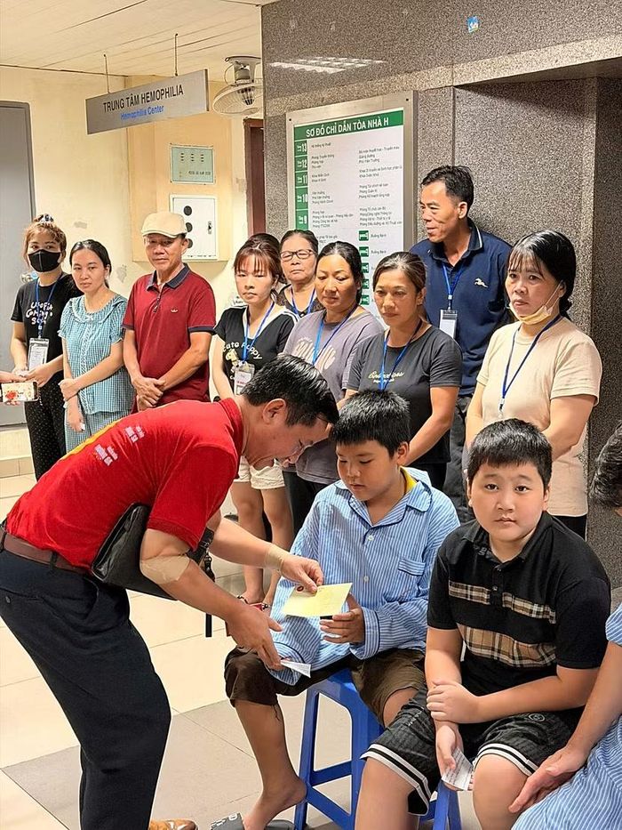 Ông Phan Hồng Thuỷ - Trao quà cho các em nhỏ là bệnh nhân nhi có hoàn cảnh khó khăn
