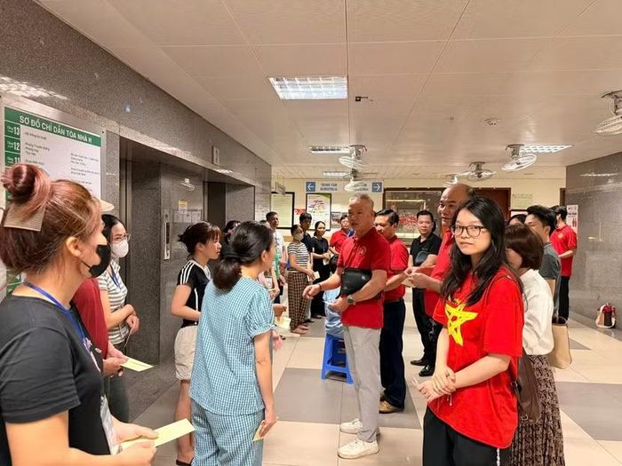 Ông Phan Quốc Vương - Phó Chủ tịch CLB trao quà cho bệnh nhân khó khăn