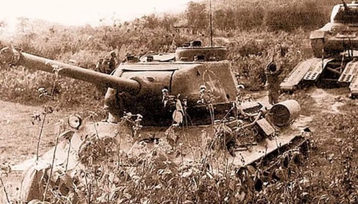 Điều quan trọng là phải nhìn T-34-85 trong đúng bối cảnh lịch sử. Đây vốn là một thiết kế được phát triển từ Thế chiến II. Đến thời điểm chiến tranh Việt Nam bước vào giai đoạn khốc liệt, T-34-85 đã không còn là xe tăng chủ lực hiện đại nhất của Liên Xô. Những mẫu như T-54 và T-55 mới là thế hệ xe tăng chủ lực quan trọng hơn.