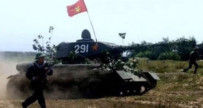 Đây là một phần lịch sử ít được nhắc đến. Sau khi lực lượng thiết giáp Việt Nam bắt đầu được xây dựng với sự hỗ trợ của các nước xã hội chủ nghĩa, T-34-85 trở thành một trong những mẫu xe tăng được tiếp nhận và sử dụng để huấn luyện, xây dựng kinh nghiệm cho lực lượng tăng thiết giáp.