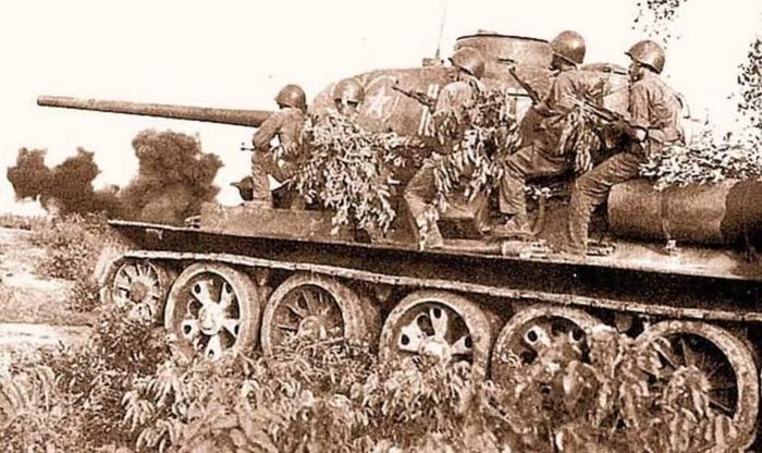 So với T-54 và T-55, vai trò chiến đấu của T-34-85 trong chiến tranh Việt Nam hạn chế hơn đáng kể. Những chiếc xe tăng này không phải lực lượng chủ lực trong các chiến dịch thiết giáp lớn về sau. Điều đó không làm câu chuyện của T-34-85 kém thú vị.