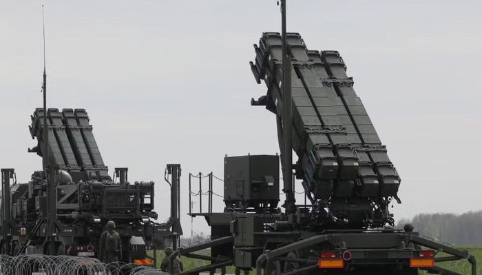 Không chỉ Patriot, lực lượng Mỹ tại châu Âu còn thiếu nghiêm trọng tên lửa đạn đạo ATACMS phóng từ tổ hợp HIMARS. Dù vậy, tình hình vũ khí tiến công không nghiêm trọng như đạn phòng không, bởi một số nước châu Âu vẫn sở hữu các loại tên lửa riêng như Taurus và Storm Shadow/SCALP-EG.