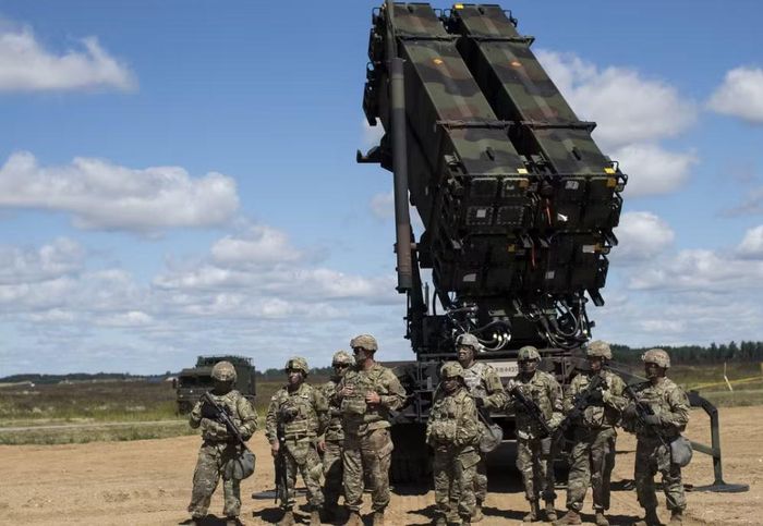 "Nếu Nga phóng tên lửa đạn đạo nhằm vào sở chỉ huy hoặc nhà máy điện, NATO có thể rơi vào tình cảnh tương tự Ukraine và sẽ liên tiếp hứng đòn", quan chức Mỹ cảnh báo.