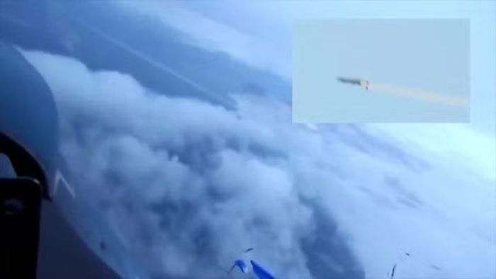 Bên cạnh đó còn có 1 máy bay chỉ huy - cảnh báo sớm (AWACS) A-50U, 4 máy bay vận tải quân sự An-26, 1 chiếc An-74D và một số trực thăng cũng được phát hiện tại căn cứ không quân Rogachevo.