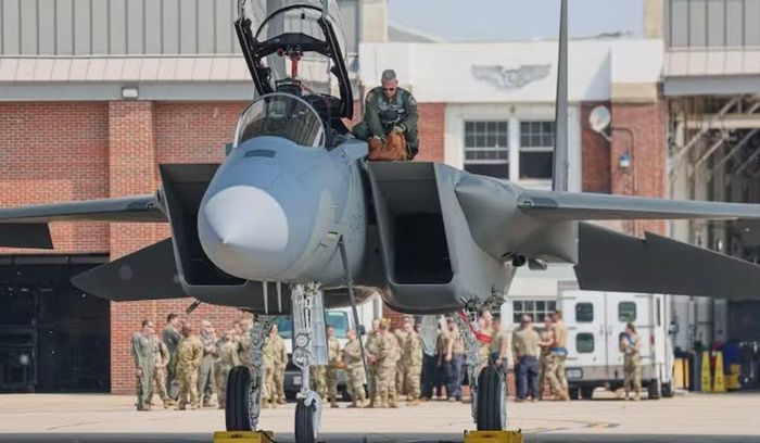 Warsaw đã đặt mua 32 F-35A và xác nhận kế hoạch mua thêm 32 chiếc. Trong trường hợp được lựa chọn, F-15EX có thể bổ sung cho F-35 nhờ tải trọng vũ khí lớn, tầm bay xa và năng lực tác chiến không đối không.