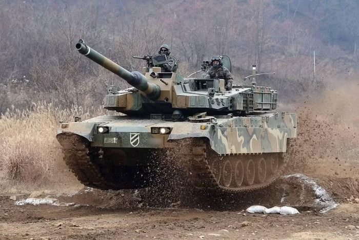 Trước đó vào tháng 9/2025, công ty Rafael Advanced Defense Systems của Israel và Hyundai Rotem của Hàn Quốc đã ký một thỏa thuận hợp tác để trang bị cho các xe tăng thuộc dòng K2 hệ thống phòng vệ chủ động Trophy.