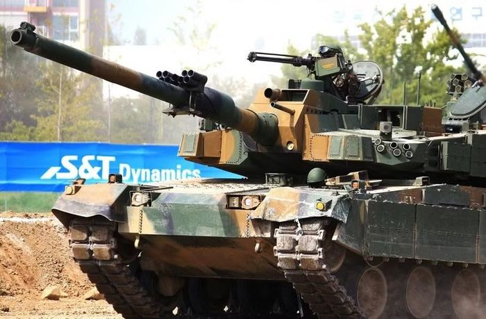 Trong bối cảnh này, cần lưu ý thêm rằng trên các xe tăng K2 tiêu chuẩn của Quân đội Hàn Quốc, hệ thống APS chuyên dụng để tiêu diệt mục tiêu không phải là trang bị có sẵn.