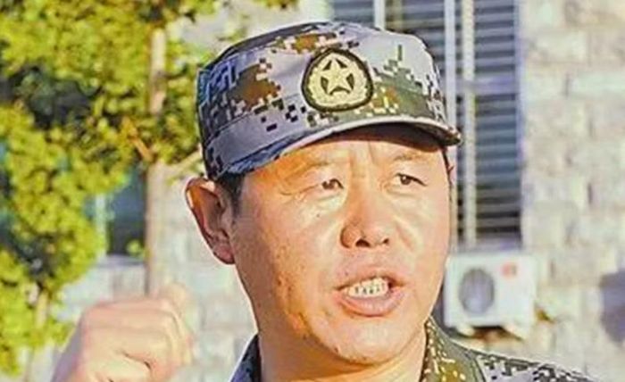 Trước đó, ông từng giữ chức tư lệnh tại 2 tập đoàn quân, tham mưu trưởng cảnh sát vũ trang và tư lệnh lục quân Trung Quốc.