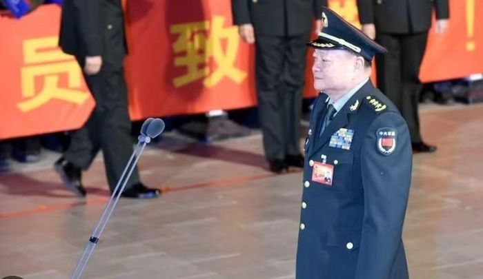 Ông từng giữ các vị trí lãnh đạo tại quân khu Bắc Kinh và Thẩm Dương, trước khi trở thành Ủy viên Quân ủy Trung ương và lãnh đạo các cơ quan phụ trách hậu cần, trang thiết bị quân sự. Từ năm 2018, ông trở thành Ủy viên Bộ Chính trị.