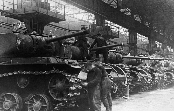 Đó mới là một phần quan trọng trong câu chuyện về T-34. Không chỉ chiếc xe tăng chiến đấu trên chiến trường. Cả nền công nghiệp phía sau nó cũng đang tham gia vào cuộc chiến.