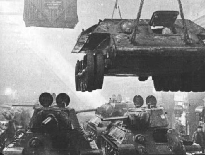 Đối với T-34, đây là vấn đề sống còn. Một chiếc xe tăng bị phá hủy trên chiến trường có thể được thay thế bằng một chiếc mới. Nhưng nếu nhà máy sản xuất hàng nghìn chiếc xe tăng bị mất, tổn thất sẽ lớn hơn rất nhiều.