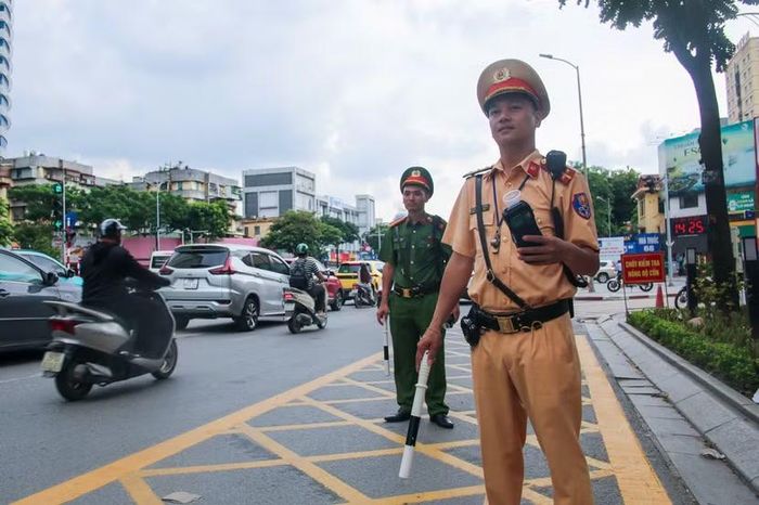 Các chốt kiểm tra nồng độ cồn được triển khai trên nhiều tuyến phố của Hà Nội