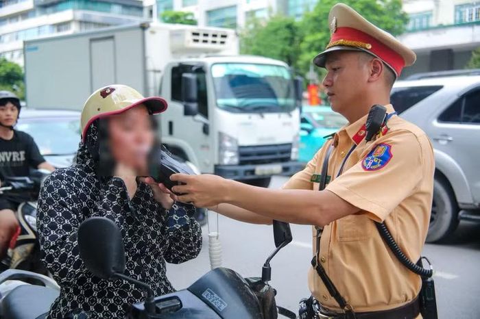kể cả phụ nữ